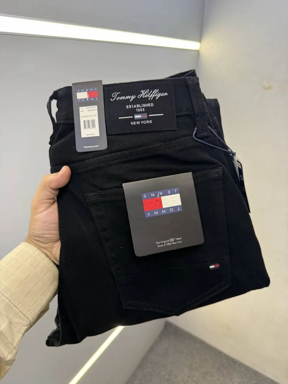 TOMMY-HILFIGER PREMIUM Z BLACK DENIM STRAIGHT FIT LENGHT 41